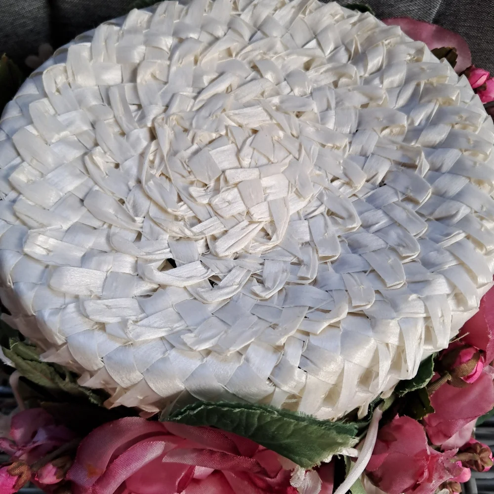 Vintage straw womenβs tall pill hat decorated with large pink and white flowers - Picture 4 of 9